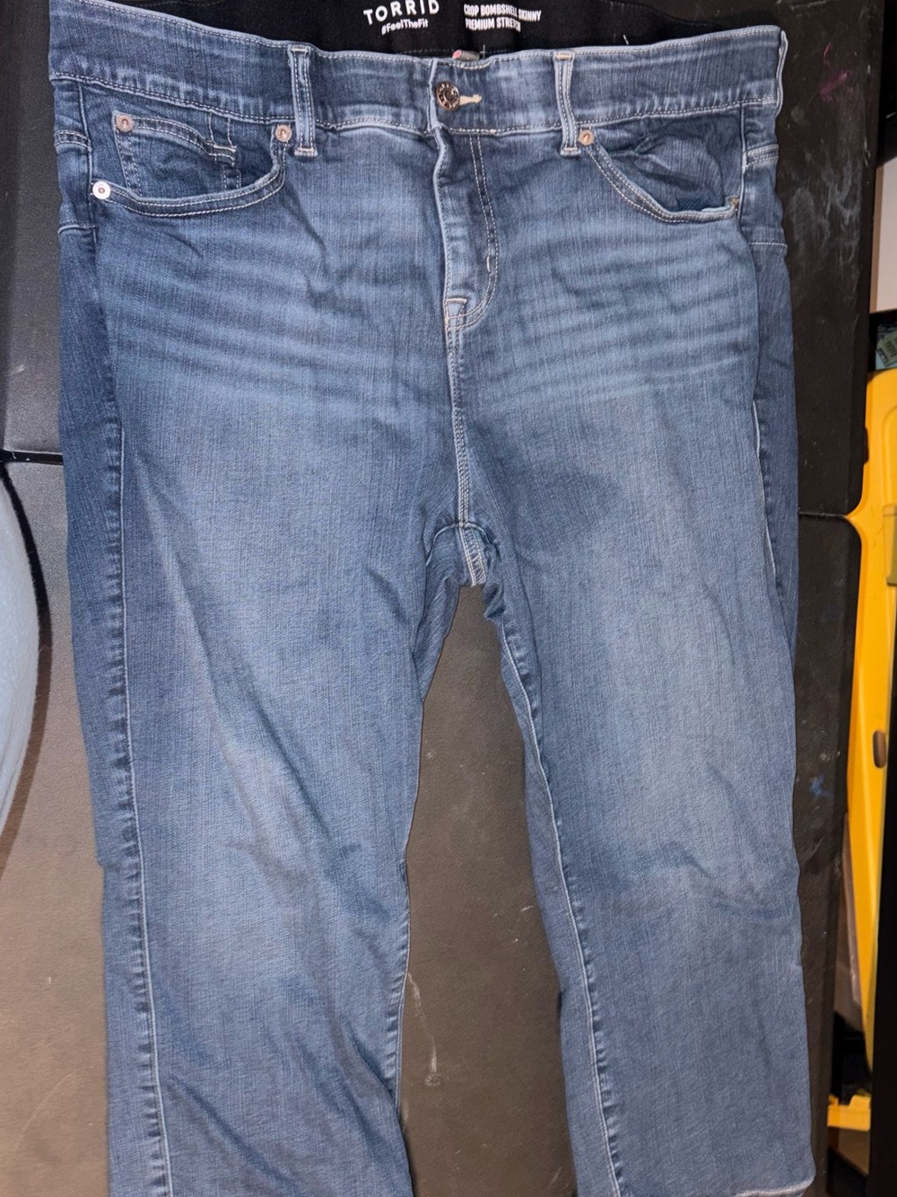 torrid crop bombshell skinny Jeans in Medium Blue Wash
